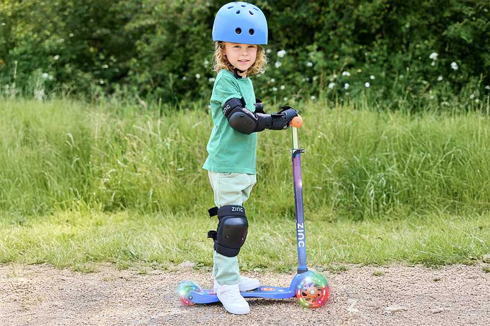 Zinc Combo: 3 Wheel Scooter & Helmet.