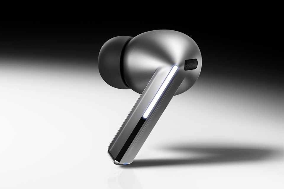 Galaxy Buds3 Pro silver earbud model against a metallic background.