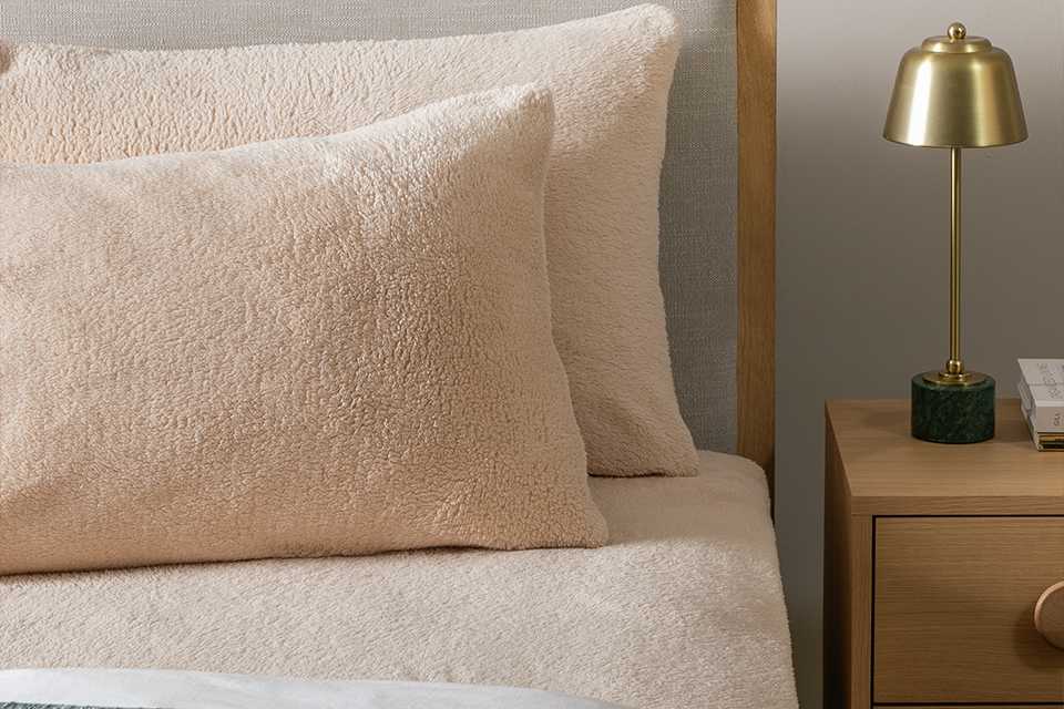 Argos Home Fleece Standard Pillowcase Pair - Cream.