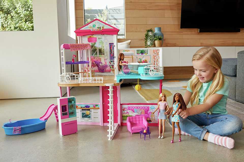 Barbie Estate Dolls House and 3 Dolls.