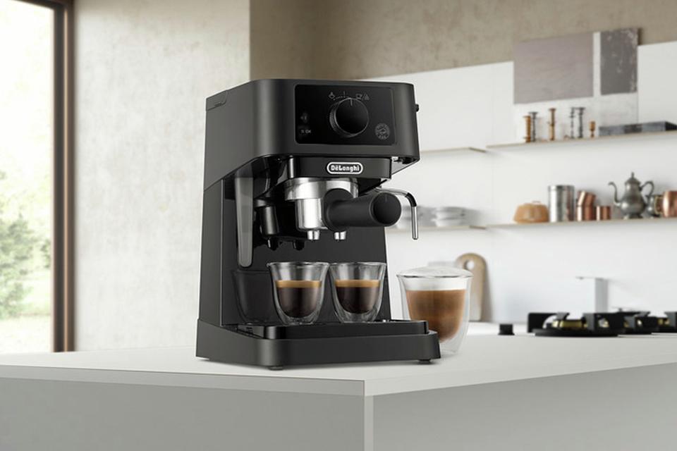 De'Longhi coffee machine and coffee.