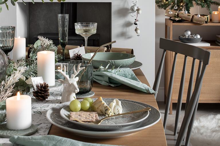 Christmas tableware.