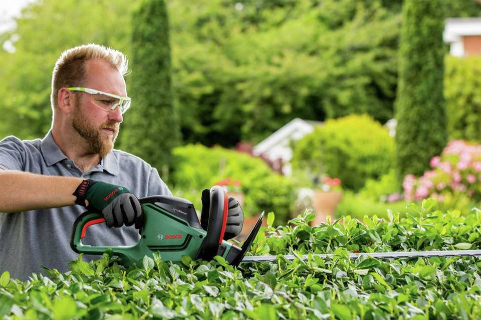 Bosch Universal Hedge Cut 60 Corded Hedge Trimmer.