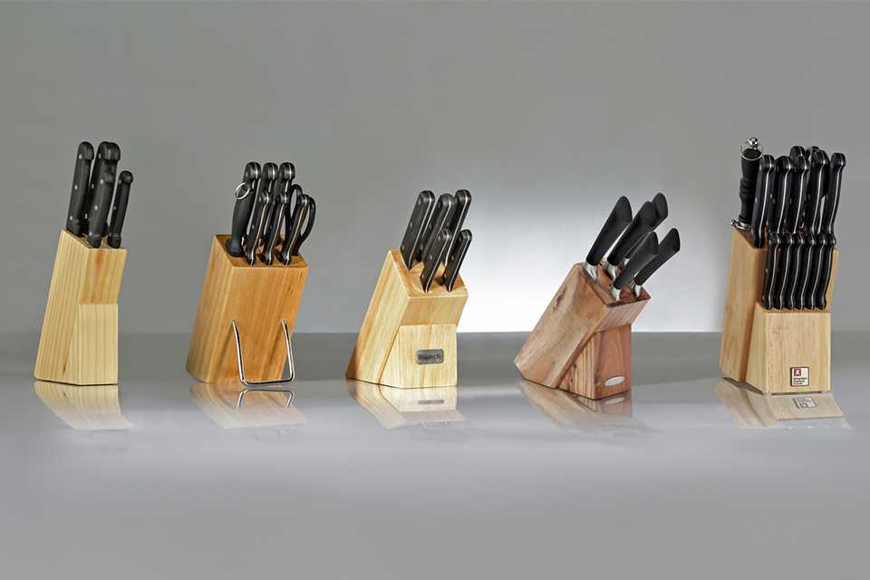 Home Essentials 5 Piece Knife Set with Wooden Knife Block.