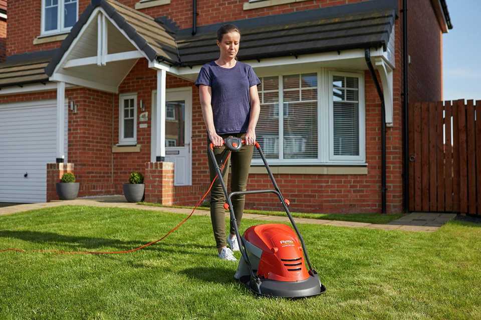 Flymo Hover Vac 250 25cm Corded Hover Lawnmower - 1400W.