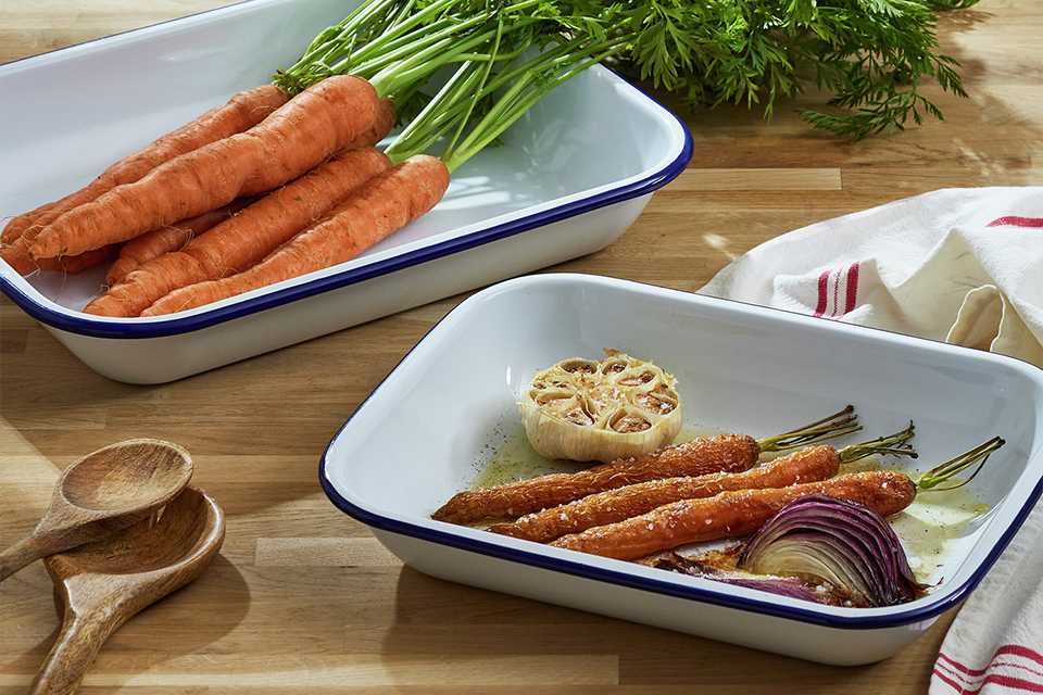 Falcon Enamel Coated Steel Bake Pan Set of 2 - White.