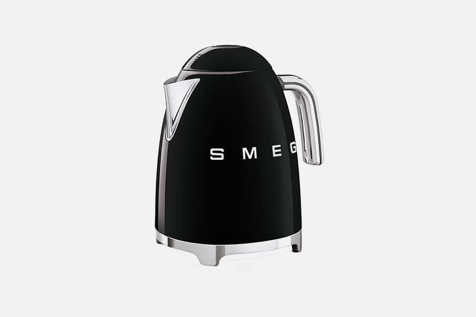 Smeg 50's Style Retro Kettle in black.