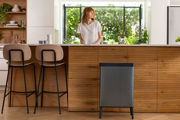 The Curver Verto High New Generation waste bin placed in a modular kitchen.