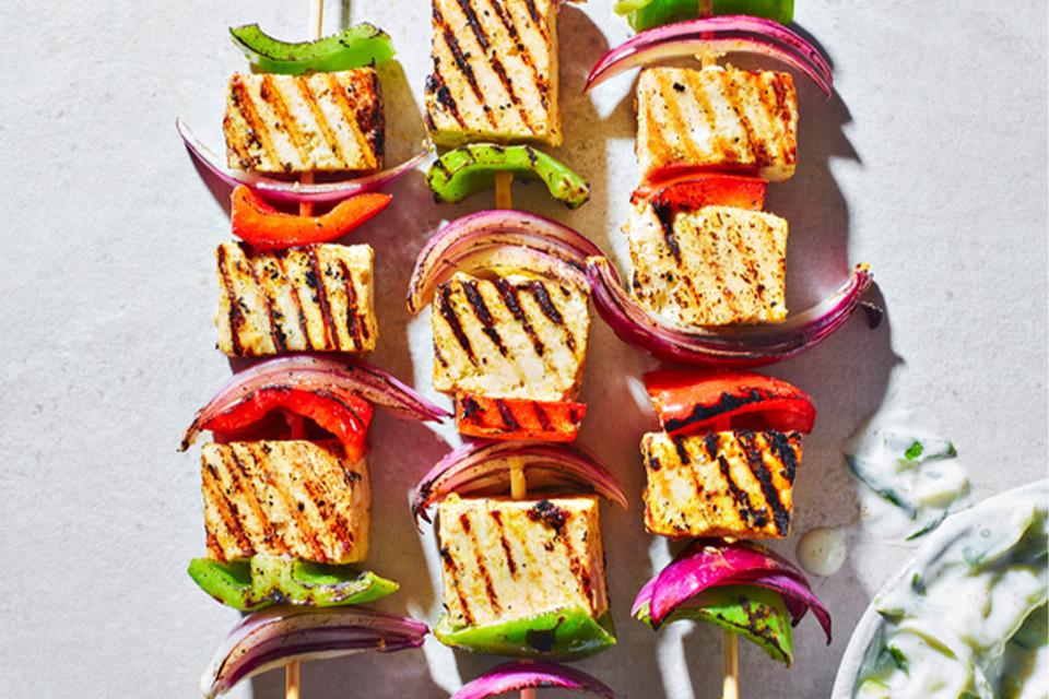 Tofu kebabs with vegetables.