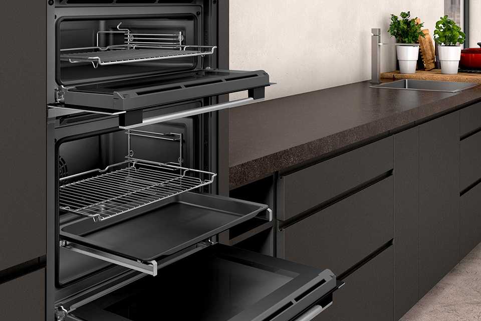 A black oven with telescopic runners.