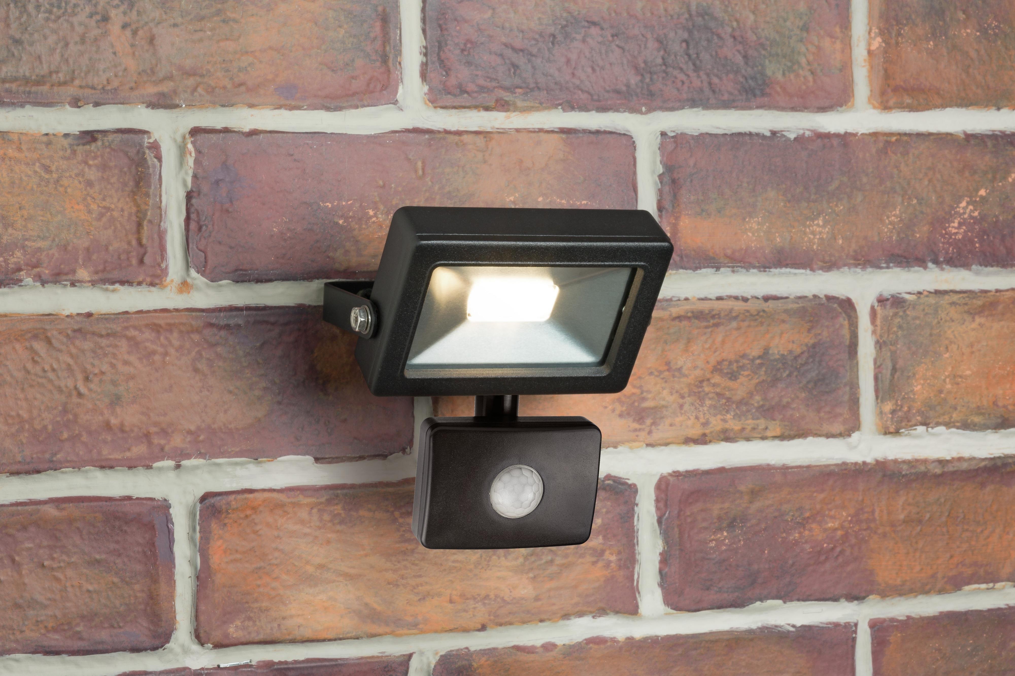 Smartwares - PIR Slimline 10 Watt LED Floodlight Review