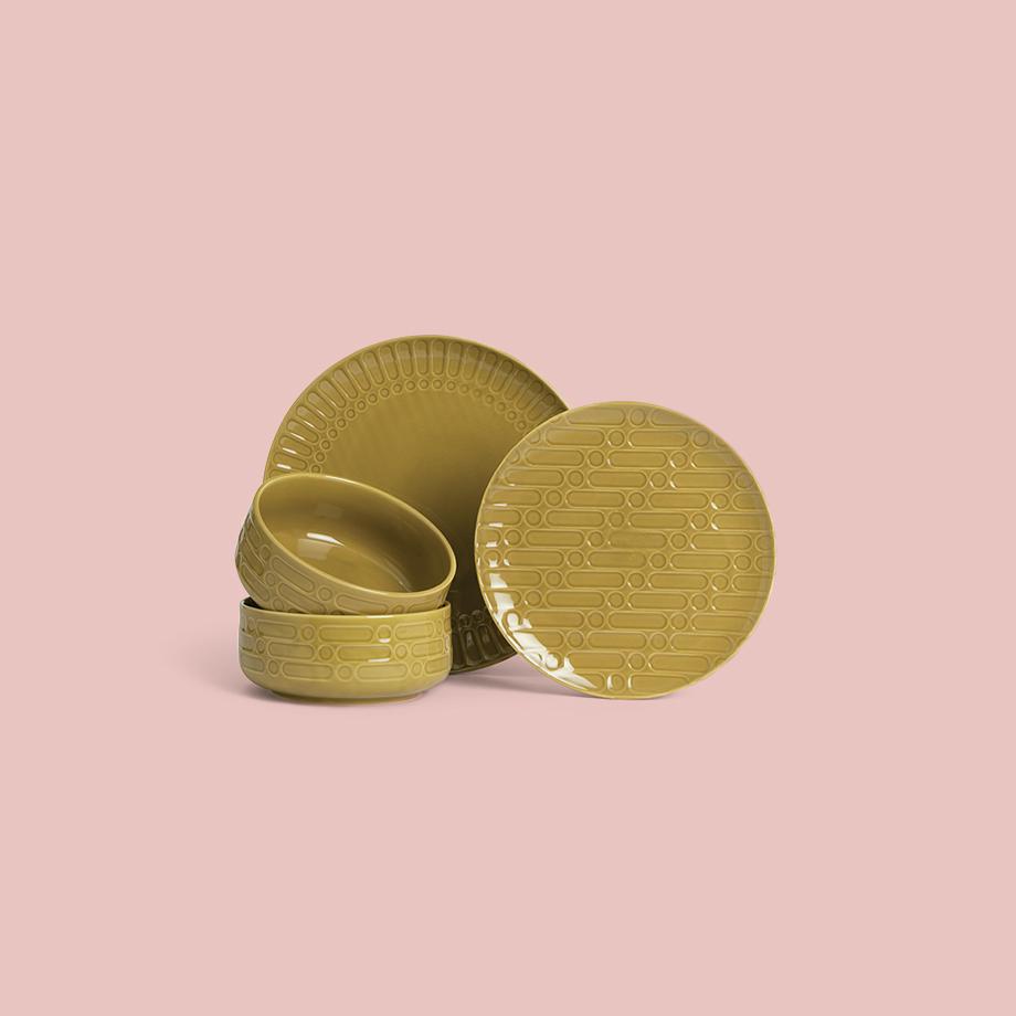 Mustard dinner set.