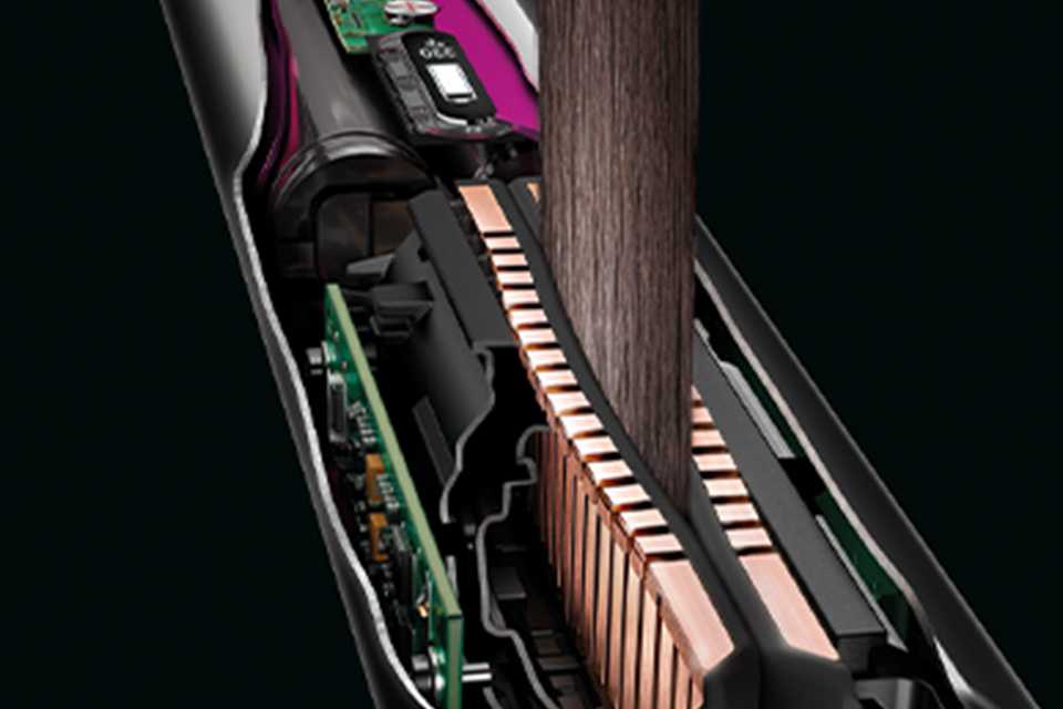 The internlas of the flexing plates of the Dyson Corrale straightener.