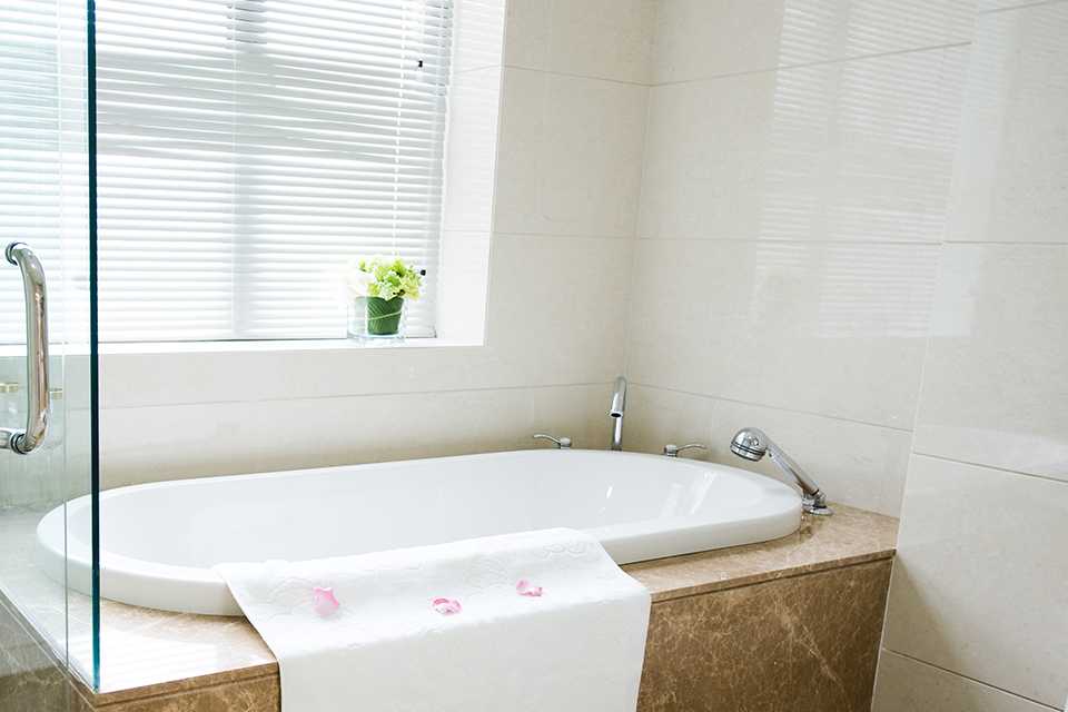 A contemporary bathroom with a white blind.