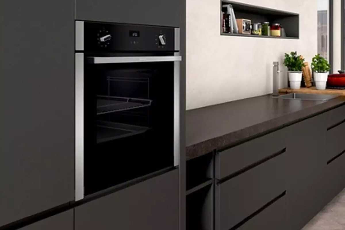 Built in single oven fitted in a kitchen.
