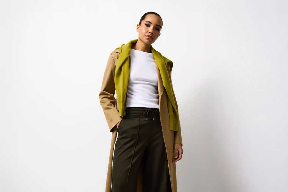 Relaxed work from home outfit with tailored trousers, t‑shirt and lightweight layer.