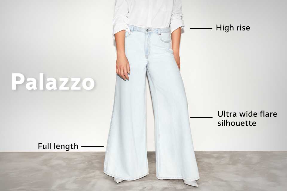 High-rise palazzo jeans in very light blue denim with ultra-wide flare silhouette and full-length style, heeled shoes.