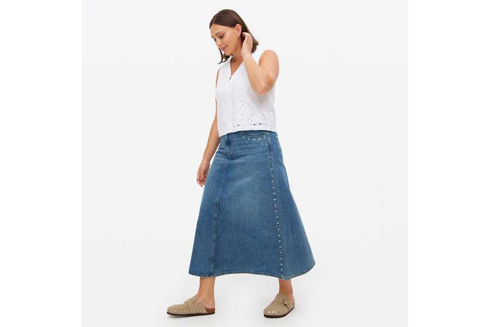 model wearing denim skirt.