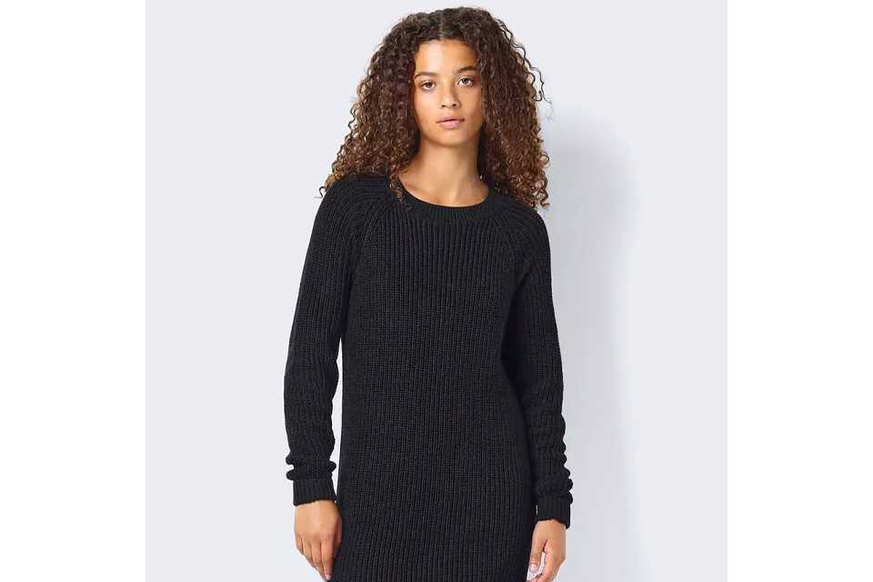 Woman wearing a black jumper dress.