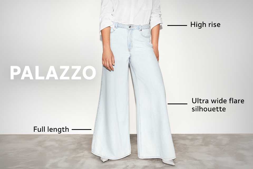 High-rise palazzo jeans in very light blue denim with ultra-wide flare silhouette and full-length style, heeled shoes.