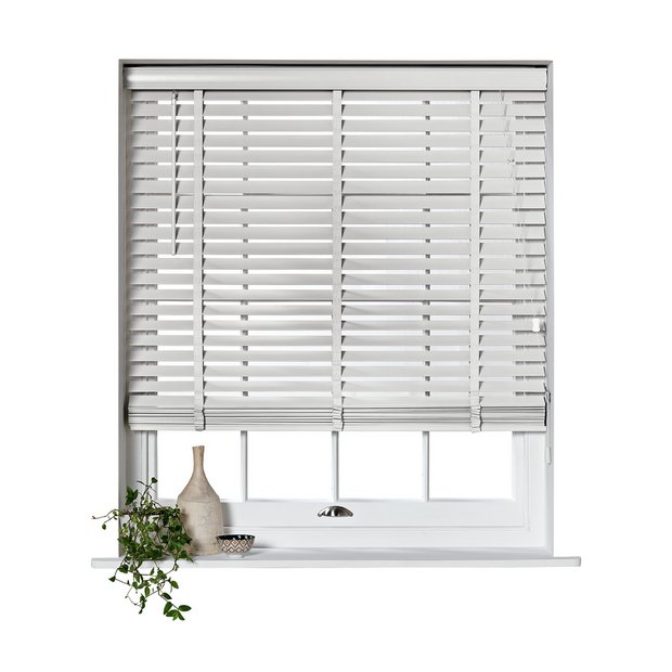 Venetian blinds store with tapes