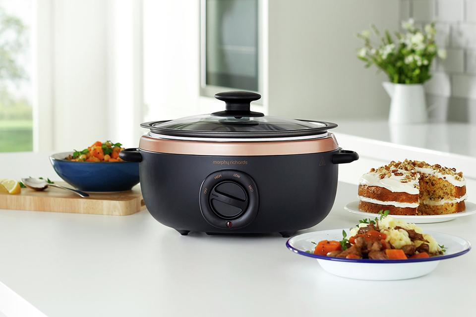 Morphy Richards 3.5L Sear and Stew Slow Cooker - Rose Gold.