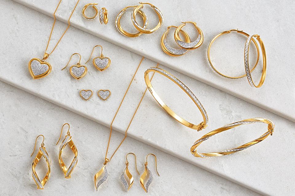 Image of golden jewelleries