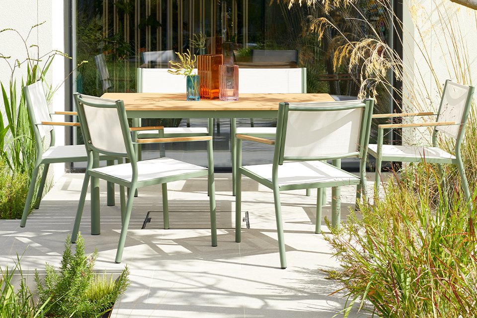 A Habitat Mylar 6 seater metal patio set in green colour placed outdoors. 