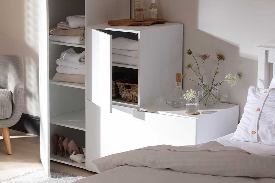 Image of a white wardrobe set.
