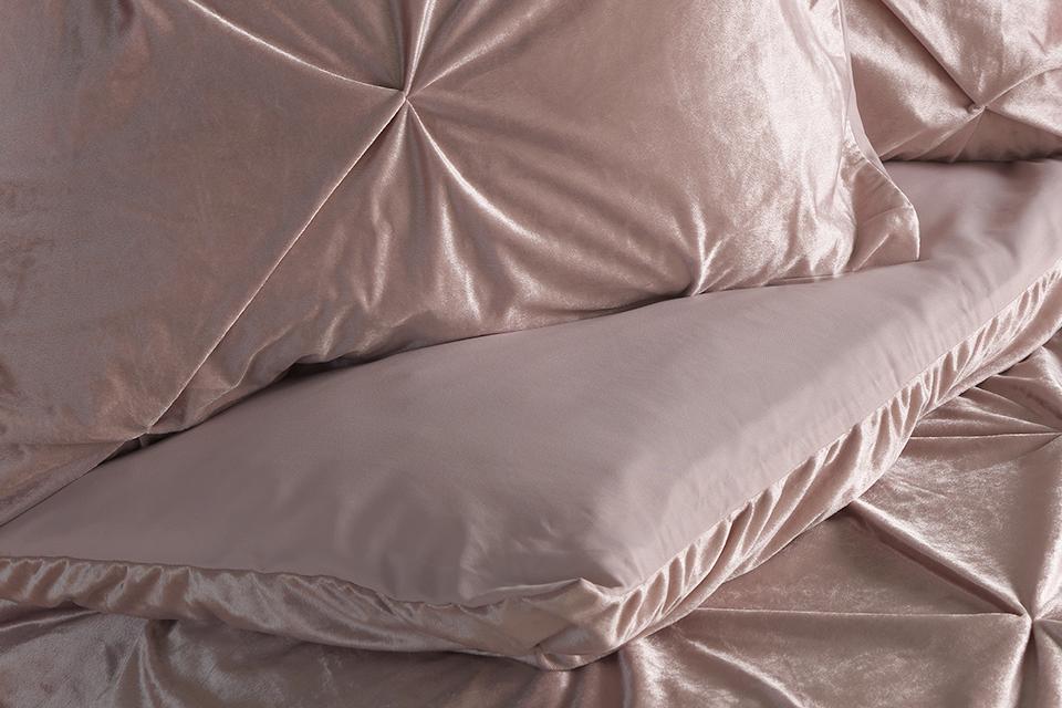 Image of blush pink velvet bedding.