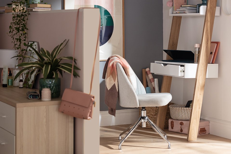 Habitat Ladder office desk in white.
