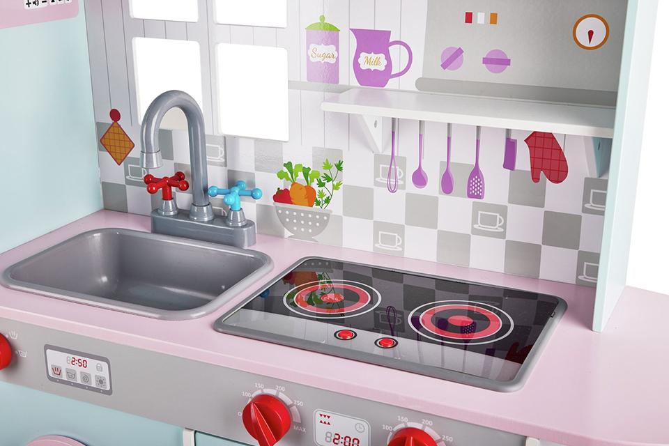 Una cocina rosa y azul Chad Valley Wooden Deluxe.