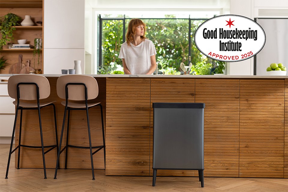 The Curver Verto High New Generation waste bin placed in a modular kitchen.