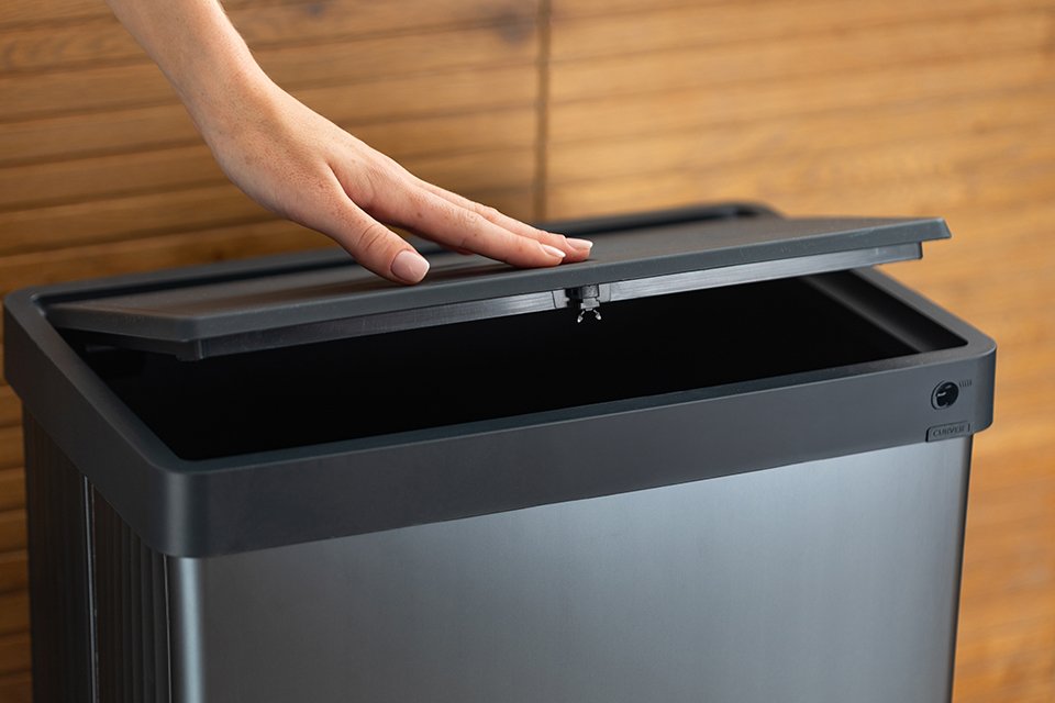 Hand closing a Curver Verto High kitchen bin.