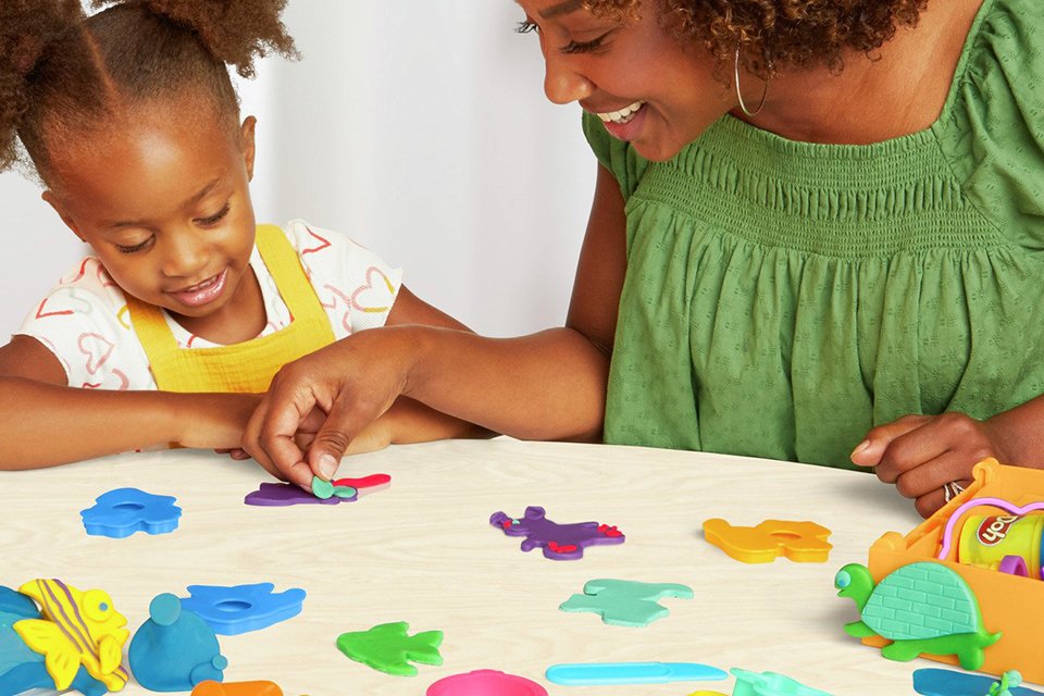 Play-Doh Rainbow Animal Storage Set with 8 Tubs.
