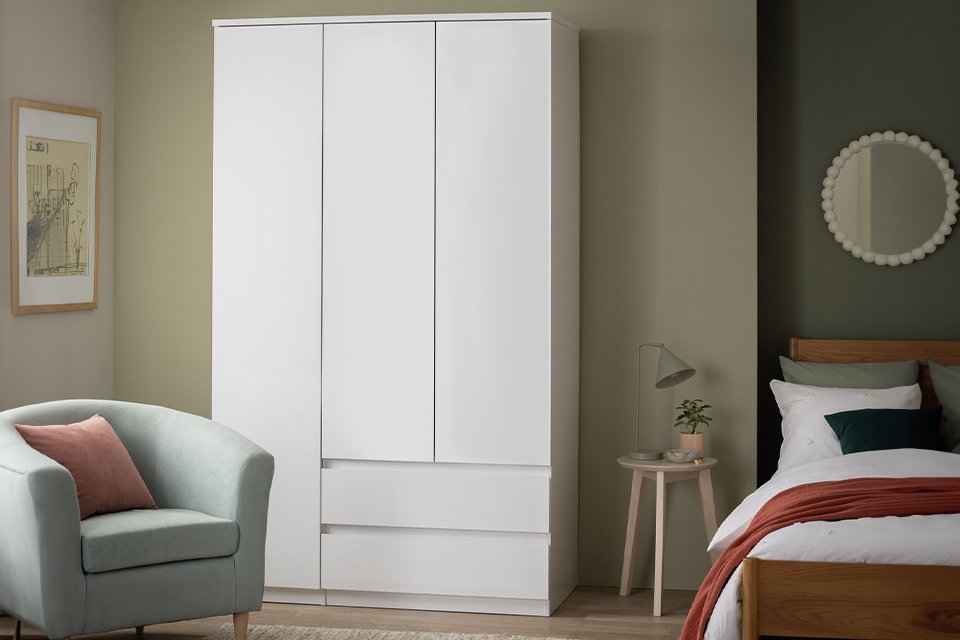 3 door wardrobe in bedroom.
