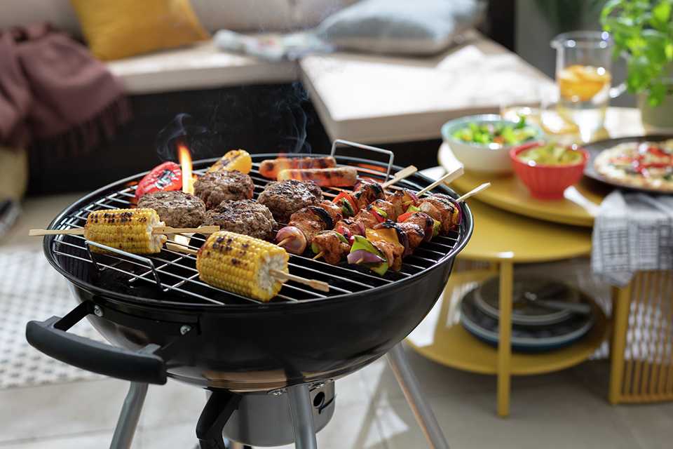 Argos Home Kettle Charcoal BBQ with Pizza Oven.