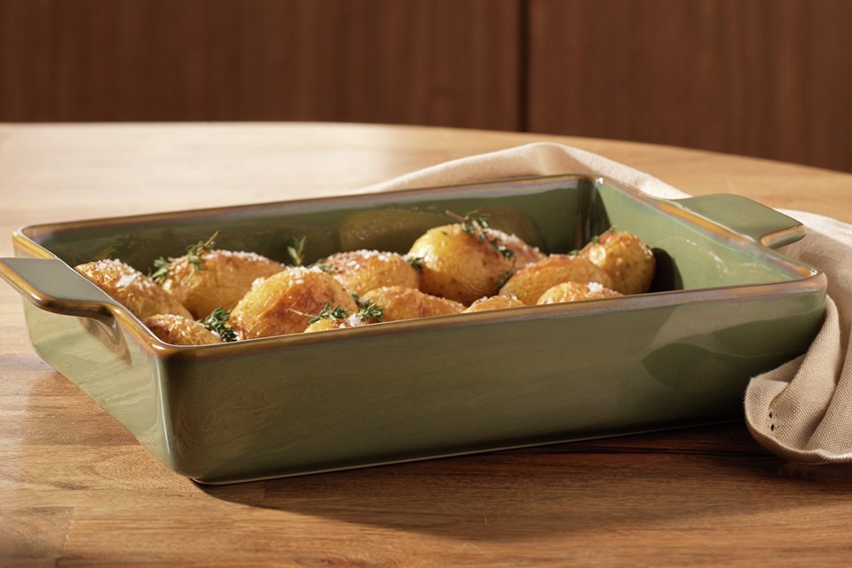 Habitat Reactive 32cm Medium Ceramic Roaster.