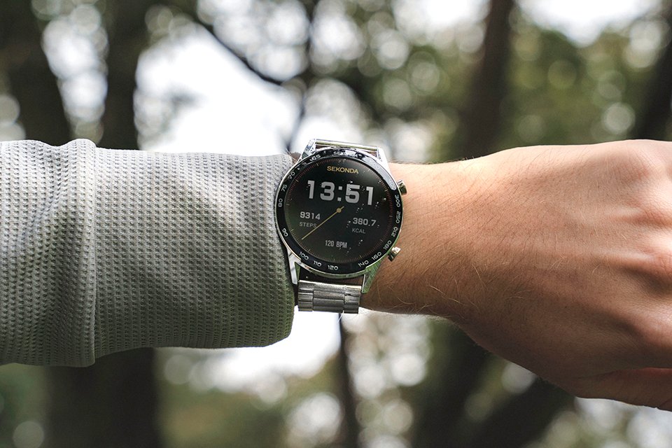 The Sekonda men's smartwatch on a man's wrist. 