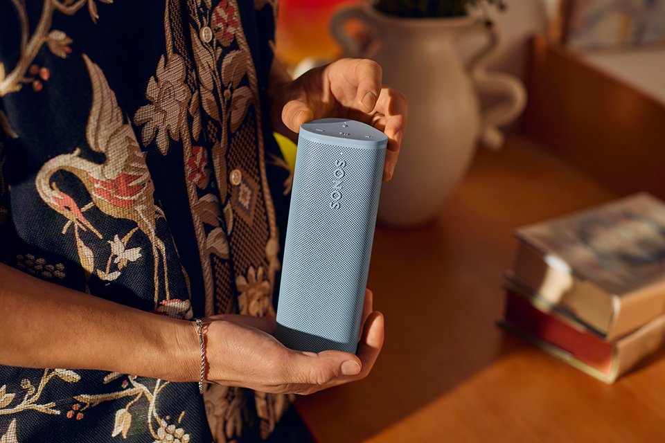 Size-defying sound. Everywhere. Sonos Roam 2.
