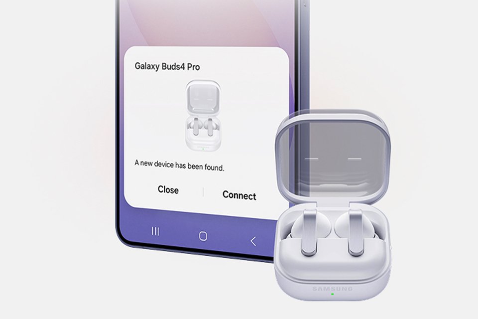 Samsung mobile phone and Galaxy Buds Pro connecting.