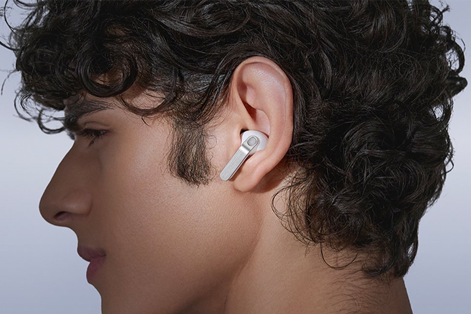 Person wearing Samsung Galaxy Buds4 Pro in ear. 