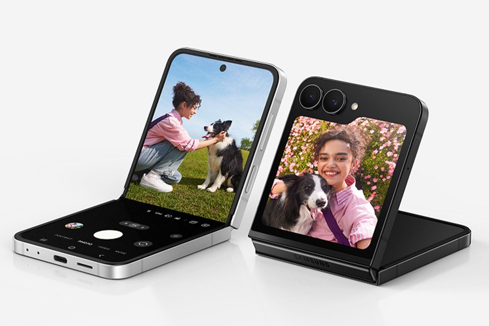 Two Samsung Galaxy Z Flip7 FE smartphones displayed side by side.