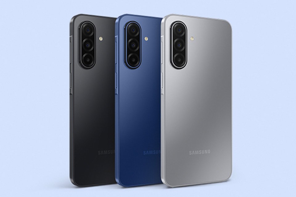 Three Samsung Galaxy A17 5G smartphones in different colourways displayed on a blue background.