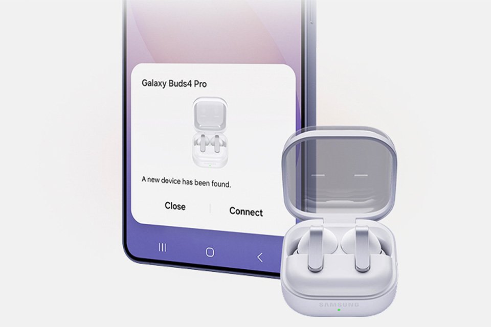 Samsung mobile phone and Galaxy Buds Pro connecting.
