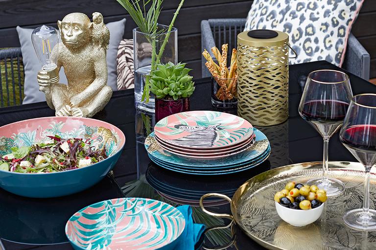 Outdoor dinnerware. Dish up these delightful dinner sets.