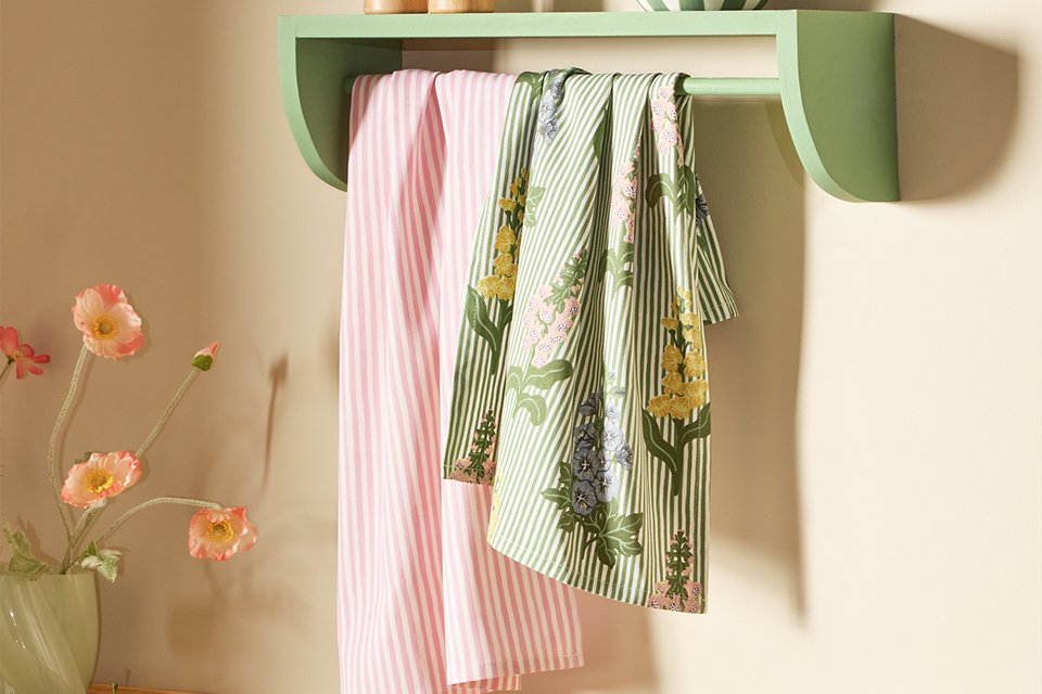 Tea towels & oven gloves. Helpful kitchen staples for everyday tasks.