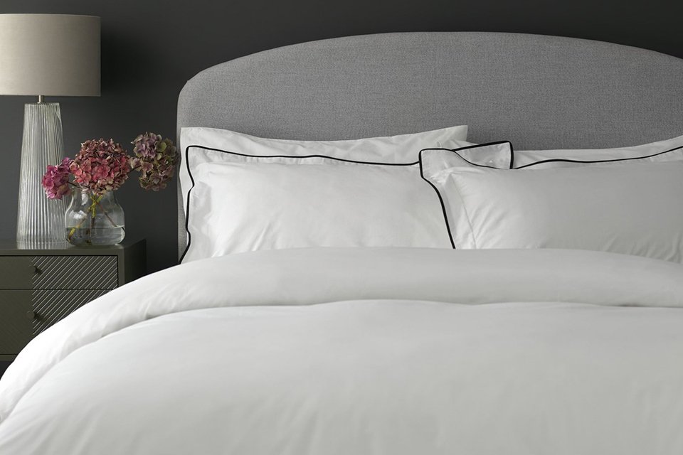 A Habitat Cotton 200TC Oxford Edge white single bedding set.