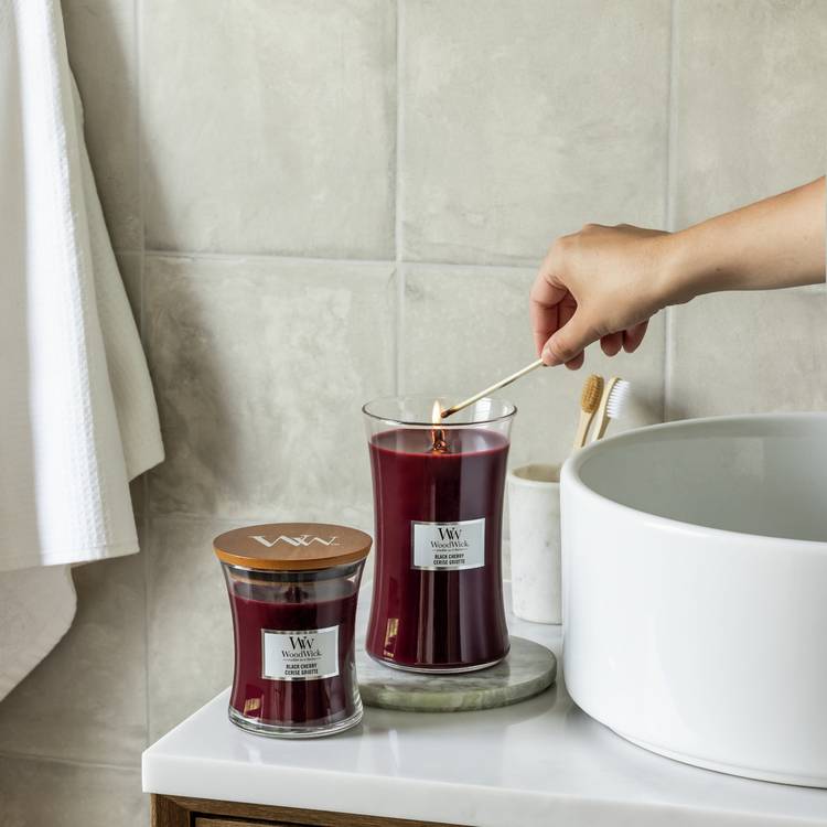 Woodwick Medium Jar Candle - Black Cherry 0
