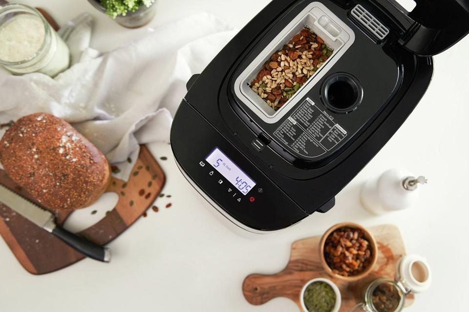How to make bread with a breadmaker.